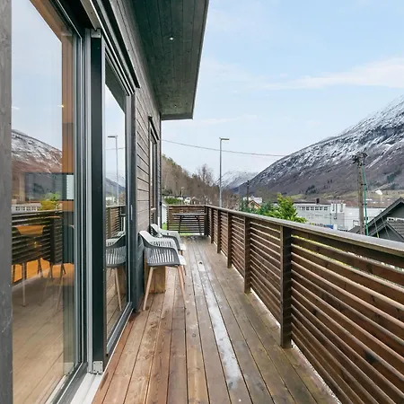 Aurora - Mountain View Apartment Stryn