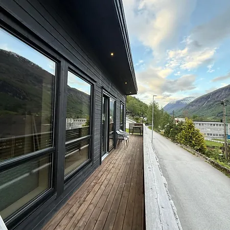 Aurora - Mountain View Apartment